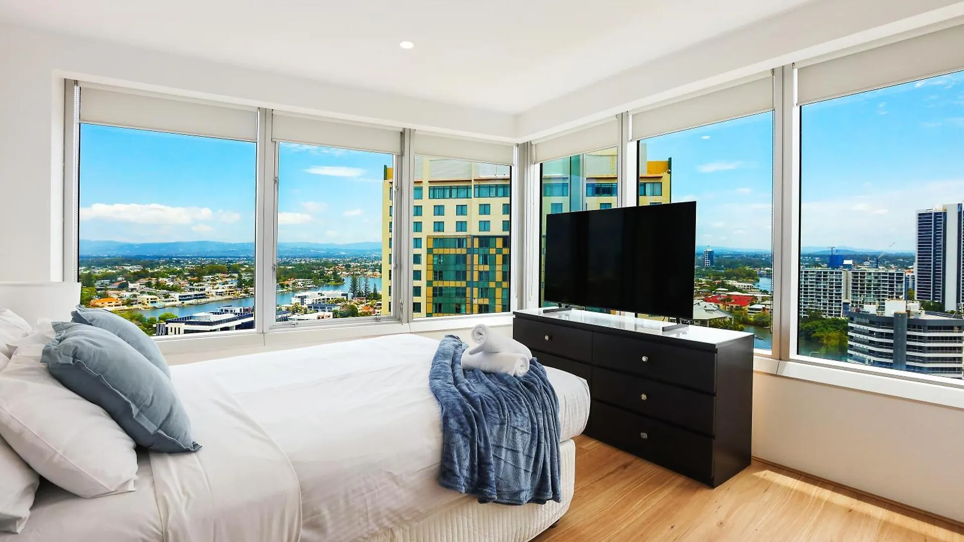 Stylish Q Towers Apartment Breathtaking Views Sleeps 6 Gold Coast